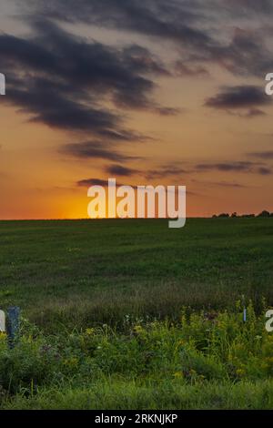 Il sole era appena scivolato dietro una collina creando un bellissimo bagliore nel nord del Wisconsin. Foto Stock