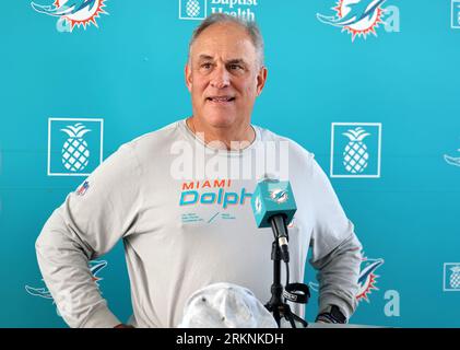 Miami Gardens, Stati Uniti. 22 agosto 2023. Il coordinatore difensivo dei Miami Dolphins Vic Fangio è in contrasto con il capo-allenatore Mike McDaniel in modo che dovrebbe funzionare per questa stagione. (Foto di Carline Jean/South Florida Sun Sentinel/TNS/Sipa USA) credito: SIPA USA/Alamy Live News Foto Stock