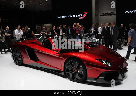 Bildnummer: 57252466 Datum: 06.03.2012 Copyright: imago/Xinhua (120307) -- GINEVRA, 7 marzo 2012 (Xinhua) -- Una concept car Lamborghini S Aventador è mostrata in anteprima sui media del Salone Internazionale dell'automobile di Ginevra, a Ginevra, in Svizzera, 6 marzo 2012. Oltre 260 produttori hanno presentato i loro nuovi prodotti. (Xinhua/Yang Jingde) (zy) SVIZZERA-GINEVRA-MOTOR SHOW PUBLICATIONxNOTxINxCHN Wirtschaft Messe Automesse Auto Objekte 82 Genfer Autosalon xjh x0x premiumd 2012 quer 57252466 Data 06 03 2012 Copyright Imago XINHUA Ginevra 7 marzo 2012 XINHUA a Lamborghini S Aventador Concept Car È SH Foto Stock