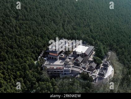 Bildnummer: 57252462 Datum: 06.03.2012 Copyright: imago/Xinhua (120307) -- LUOYANG, 7 marzo 2012 (Xinhua) -- la foto scattata il 6 marzo 2012 mostra il Tempio di Xiangshan nel punto panoramico delle Grotte di Longmen a Luoyang, nella provincia di Henan nella Cina centrale. Le Grotte di Longmen, uno dei migliori esempi di arte buddista cinese, ospitano decine di migliaia di statue di Buddha e dei suoi discepoli all'interno di 2.100 grotte. Nel 2000 il sito è stato iscritto nella lista dei patrimoni dell'umanità dell'Organizzazione delle Nazioni Unite per l'educazione, la scienza e la cultura (UNESCO). (Xinhua/Wang Song) (lfj) CHINA-ZHENGZHOU-LONGMEN GROTT Foto Stock