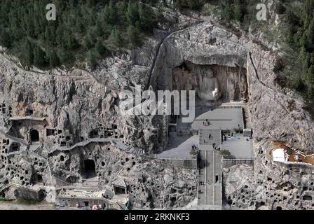 Bildnummer: 57252460  Datum: 06.03.2012  Copyright: imago/Xinhua (120307) -- LUOYANG, March 7, 2012 (Xinhua) -- Photo taken on March 6, 2012 shows the Fengxian Temple at the Longmen Grottoes scenic spot in Luoyang, central China s Henan Province. The Longmen Grottoes, one of the finest examples of Chinese Buddhist art, house tens of thousands of statues of Buddha and his disciples within 2,100 caves. In 2000 the site was inscribed upon the World Heritage List of the United Nations Educational Scientific and Cultural Organization (UNESCO). (Xinhua/Wang Song) (lfj) CHINA-ZHENGZHOU-LONGMEN GROTTO Stock Photo