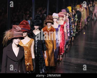 (120307) -- PARIGI, 7 marzo 2012 (Xinhua) -- Models presentano creazioni dello stilista statunitense Marc Jacobs come parte della sua sfilata di abbigliamento donna autunno-inverno 2012/2013 per la casa di moda francese Louis Vuitton, a Parigi, Francia, 7 marzo 2012.(Xinhua/Gao Jing)(yt) FRANCE-PARIS-FASHION-LV PUBLICATIONTxINxCHN Foto Stock