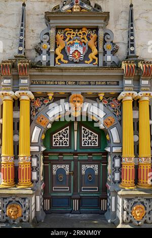 Portale principale con sculture in legno colorate sul municipio, Weser Renaissance, Germania, bassa Sassonia, Hannover Muenden Foto Stock