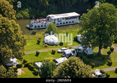 Campeggio sull'isola del fiume Obere Tanzwerder sul braccio laterale del fiume Fulda con la nave da escursione MS Weserstein, Germania, bassa Sassonia, Foto Stock