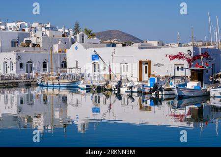 Naousa, GR - 2 agosto 2023: Porto del villaggio di pescatori di Naousa, nelle Cicladi Foto Stock