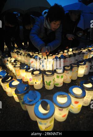 Bildnummer: 57352363 Datum: 11.03.2012 Copyright: imago/Xinhua (120311) -- FUKUSHIMA, 11 marzo 2012 (Xinhua) -- candele luminose durante un servizio commemorativo in occasione del primo anniversario del terremoto e dello tsunami dell'11 marzo 2011 a Fukushima, Giappone, l'11 marzo 2012. Circa 500 residenti di Fukushima, Iwate e Miyagi hanno partecipato al servizio commemorativo domenica.(Xinhua/Kenichiro Seki) (ybg) GIAPPONE-FUKUSHIMA-EARTHQUAKE-ANNIVERSARY-CANDLES PUBLICATIONxNOTxINxCHN Gesellschaft Naturkatastrophe Jahrestag Gedenken Trauer Kerze premiumd x0x 2012 57352363 Data 1 Foto Stock