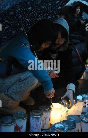 Bildnummer: 57352365 Datum: 11.03.2012 Copyright: imago/Xinhua (120311) -- FUKUSHIMA, 11 marzo 2012 (Xinhua) -- candele luminose durante un servizio commemorativo in occasione del primo anniversario del terremoto e dello tsunami dell'11 marzo 2011 a Fukushima, Giappone, l'11 marzo 2012. Circa 500 residenti di Fukushima, Iwate e Miyagi hanno partecipato al servizio commemorativo domenica.(Xinhua/Kenichiro Seki) (ybg) GIAPPONE-FUKUSHIMA-EARTHQUAKE-ANNIVERSARY-CANDLES PUBLICATIONxNOTxINxCHN Gesellschaft Naturkatastrophe Jahrestag Gedenken Trauer Kerze premiumd x0x 2012 57352365 Data 1 Foto Stock