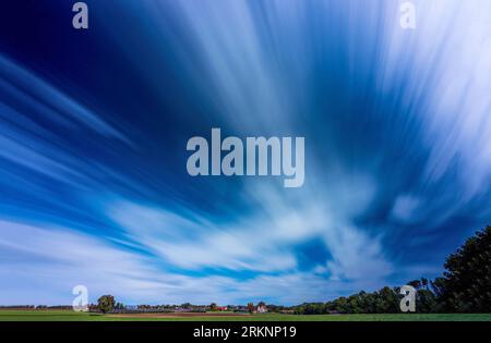 Cielo nuvoloso su Leimbach, esposizione a lungo termine, Svizzera, Kanton Thurgau Foto Stock