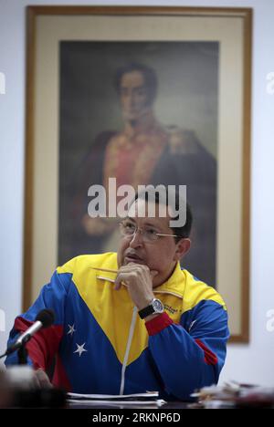 Bildnummer: 57368687 Datum: 11.03.2012 Copyright: imago/Xinhua (120312) - L'AVANA, 12 marzo 2012 (Xinhua) - immagine fornita dalla presidenza VENEZUELANA mostra il presidente venezuelano Hugo Chavez durante uno speciale programma televisivo a l'Avana, Cuba, l'11 marzo 2012. Hugo Chavez è rimasto a Cuba per due settimane di recupero, dopo essere arrivato all'Avana per la terza volta per intraprendere un nuovo intervento chirurgico per il trattamento del cancro scoperto nel giugno 2011. (Xinhua/Presidenza VENEZUELANA) CUBA-HAVANA-VENEZUELA-CHAVEZ PUBLICATIONxNOTxINxCHN People Politik premiumd xbs x0x 2012 hoch 57368687 Data 11 03 2012 poliziotto Foto Stock