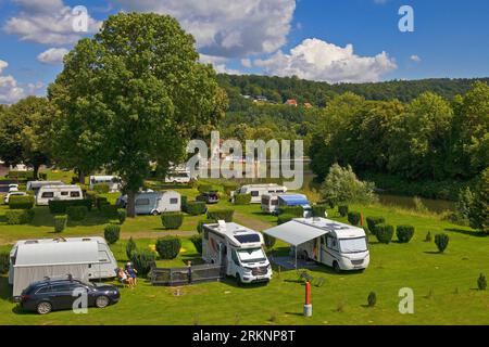 Campeggio sull'isola del fiume Obere Tanzwerder sul braccio laterale del fiume Fulda, Germania, bassa Sassonia, Hannover Muenden Foto Stock