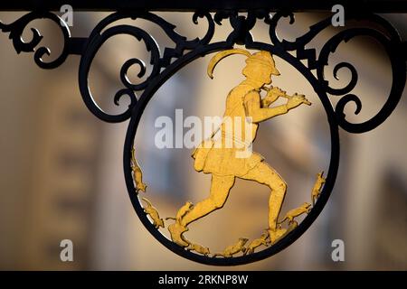 Insegna a forma di V con il Pifferaio di Hamelin alla casa del Pifferaio, Germania, bassa Sassonia, Hamelin Foto Stock