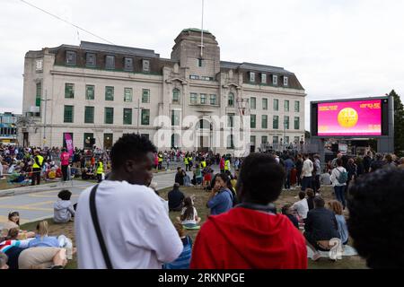 L'artista Tatiana Mosio Bongonga apre il Greenwich+Docklands Festival 2023 attraversando General Gordon Square a Woolwich, Londra. Agosto 25. Foto Stock