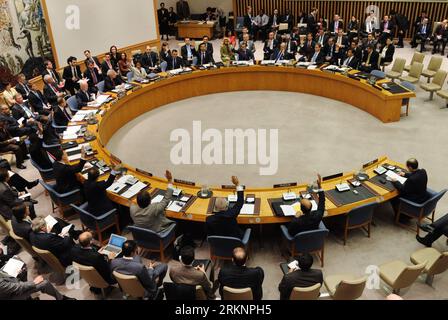 Bildnummer: 57382744 Datum: 12.03.2012 Copyright: imago/Xinhua (120312) -- NEW YORK, 12 marzo 2012 (Xinhua) -- i rappresentanti degli stati membri del Consiglio di sicurezza delle Nazioni Unite votano a favore di una risoluzione presso la sede delle Nazioni Unite, New York, Stati Uniti, 12 marzo 2012. Lunedì il Consiglio di sicurezza delle Nazioni Unite ha adottato all'unanimità una risoluzione per prorogare di un anno i mandati della missione di sostegno delle Nazioni Unite in Libia (UNSMIL) e del gruppo di esperti sulle sanzioni contro la Libia. (Xinhua/Shen Hong) US-un-SECURITY COUNCIL-UNSMIL-EXTENTION PUBLICATIONxNOTxINxCHN People Politik un uno Sicherheitsrat Sitzung xr x Foto Stock