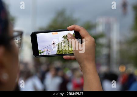 L'artista Tatiana Mosio Bongonga apre il Greenwich+Docklands Festival 2023 attraversando General Gordon Square a Woolwich, Londra. Agosto 25. Foto Stock