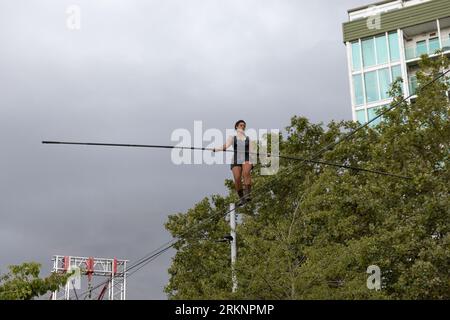 L'artista Tatiana Mosio Bongonga apre il Greenwich+Docklands Festival 2023 attraversando General Gordon Square a Woolwich, Londra. Agosto 25. Foto Stock