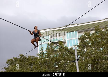 L'artista Tatiana Mosio Bongonga apre il Greenwich+Docklands Festival 2023 attraversando General Gordon Square a Woolwich, Londra. Agosto 25. Foto Stock