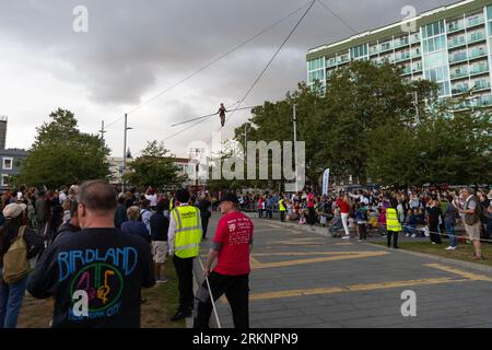 L'artista Tatiana Mosio Bongonga apre il Greenwich+Docklands Festival 2023 attraversando General Gordon Square a Woolwich, Londra. Agosto 25. Foto Stock