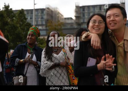 L'artista Tatiana Mosio Bongonga apre il Greenwich+Docklands Festival 2023 attraversando General Gordon Square a Woolwich, Londra. Agosto 25. Foto Stock