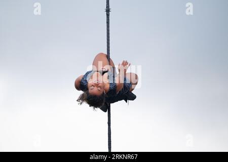 L'artista Tatiana Mosio Bongonga apre il Greenwich+Docklands Festival 2023 attraversando General Gordon Square a Woolwich, Londra. Agosto 25. Foto Stock