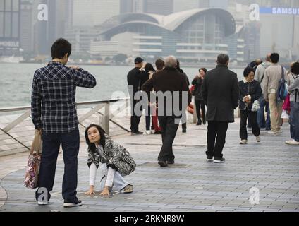 Bildnummer: 57414843  Datum: 14.03.2012  Copyright: imago/Xinhua (120314) -- HONG KONG, March 14, 2012 (Xinhua) -- Tourists pose for photos at the Avenue of Stars in Hong Kong, south China, March 14, 2012. Hong Kong s visitor arrivals in package tours in February soared by 37.7 percent year on year to 9,204, and the total visitor arrivals in package tours in January and February add up to 17,761, according to figures released by the Travel Industry of Hong Kong Wednesday. (Xinhua/Liu Sui Wai) CHINA-HONG KONG-FEBRUARY-PAKAGE TOUR ARRIVALS-UP(CN) PUBLICATIONxNOTxINxCHN Gesellschaft Touristen xbs Stock Photo