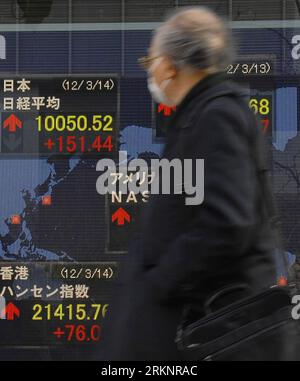 Bildnummer: 57414873  Datum: 14.03.2012  Copyright: imago/Xinhua (120314) -- TOKYO, March 14, 2012 (Xinhua) -- A man passes by an electronic board displaying the stock index in Tokyo, Japan, March 14, 2012. Tokyo stocks closed sharply higher Wednesday with the key Nikkei index surging 1.53 percent. The 225-issue Nikkei Stock Average advanced 151.44 points from Tuesday to stand at 10,050.52, touching the 10,000 line for the first time since last July. (Xinhua/Kenichiro Seki) (zw) JAPAN-TOKYO-STOCK MARKET PUBLICATIONxNOTxINxCHN Wirtschaft Börse Börsenkurs Aktien Aktienkurs xbs x0x 2012 hoch Stock Photo