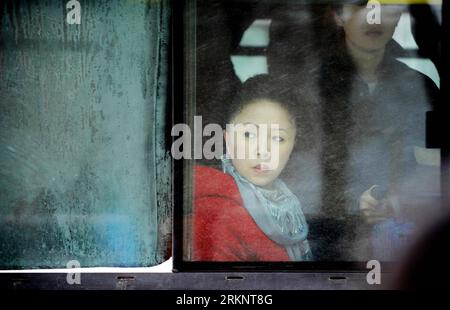 Bildnummer: 57472408 Datum: 17.03.2012 Copyright: imago/Xinhua (120317) -- HARBIN, 17 marzo 2012 (Xinhua) -- Un passeggero guarda fuori dalla finestra su un autobus mentre la neve ha colpito Harbin, capitale della provincia di Heilongjiang della Cina nord-orientale, 17 marzo 2012. Le temperature nel nord della Cina sono crollate durante il fine settimana tra forti venti e neve.(Xinhua/Wang Jianwei) (RY) CHINA-HEILONGJIANG-HARBIN-SNOWFALL (CN) PUBLICATIONxNOTxINxCHN Gesellschaft Wetter Schnee Wintereinbruch xjh x0x 2012 quer 57472408 Data 17 03 2012 Copyright Imago XINHUA Harbin 17 marzo 2012 XINHUA a Passenger looks out of the Window ON a Bu Foto Stock