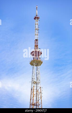 Una torre di telecomunicazioni tipica dell'Europa orientale. Struttura metallica contro il cielo blu. Foto Stock