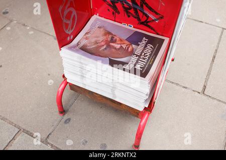 Sparatoria della polizia all'ex presidente Donald John Trump davanti al quotidiano London Evening Standard, esposta in un'edicola di Oxford Circus Foto Stock