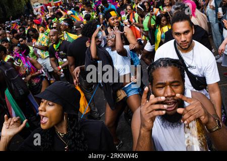 Un grande gruppo di spettatori ha partecipato alla celebrazione dell'evento. Dopo 2 anni di pandemia, la più grande festa di strada in Europa, Notting Hill Carnival è tornato nel 2022, essendo il 54 ° carnevale dal 1966. Si prevede che ci siano 2 milioni di partecipanti al Carnevale più 40.000 volontari e 9.000 poliziotti. Foto Stock