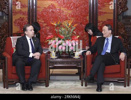 Bildnummer: 57526162  Datum: 19.03.2012  Copyright: imago/Xinhua (120319) -- BEIJING, March 19, 2012 (Xinhua) -- Chinese Vice Premier Wang Qishan (R) meets with Stuart Gulliver, group chief executive of HSBC Holdings, in Beijing, capital of China, March 19, 2012. (Xinhua/Pang Xinglei) (zgp) CHINA-BEIJING-WANG QISHAN-HSBC-MEETING (CN) PUBLICATIONxNOTxINxCHN People Politik premiumd xbs x0x 2012 quer      57526162 Date 19 03 2012 Copyright Imago XINHUA  Beijing March 19 2012 XINHUA Chinese Vice Premier Wang Qishan r Meets With Stuart Gulliver Group Chief Executive of HSBC Holdings in Beijing Capi Foto Stock