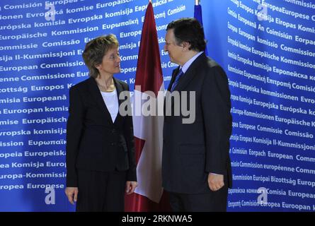 Bildnummer: 57547515  Datum: 20.03.2012  Copyright: imago/Xinhua (120320) -- BRUSSELS, March 20, 2012 (Xinhua) -- President of European Commission Jose Manuel Barroso (R) welcomes visiting Swiss President Eveline Widmer-Schlumpf at the EU headquarters in Brussels, capital of Belgium, March 20, 2012. (Xinhua/Ye Pingfan)(yt) BELGIUM-EU-SWITZERLAND-MEETING PUBLICATIONxNOTxINxCHN People Politik premiumd xbs x0x 2012 quer      57547515 Date 20 03 2012 Copyright Imago XINHUA  Brussels March 20 2012 XINHUA President of European Commission Jose Manuel Barroso r welcomes Visiting Swiss President Evelin Stock Photo