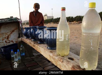 Bildnummer: 57588427 Datum: 21.03.2012 Copyright: imago/Xinhua (120321) -- KARACHI, 21 marzo 2012 (Xinhua) -- Un uomo vende acqua potabile sulla spiaggia di Clifton nella città portuale pakistana meridionale di Karachi, il 21 marzo 2012 alla vigilia della giornata mondiale dell'acqua delle Nazioni Unite. Secondo la Banca mondiale, circa il 70% della popolazione del Pakistan non ha acqua potabile sicura da bere. (Xinhua/Arshad) PAKISTAN-WATER-SHORTAGE PUBLICATIONxNOTxINxCHN Gesellschaft Wasser Trinkwasser Knappheit Mangel Wassermangel Wasserknappheit wasserversorgung Armut x0x xub 2012 quer premiumd 57588427 Data 21 03 2012 Copyright Imago X. Foto Stock