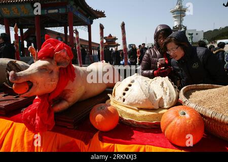 Bildnummer: 57645365 Datum: 24.03.2012 Copyright: imago/Xinhua (120324) -- WEIHAI, 24 marzo 2012 (Xinhua) -- i turisti guardano le offerte per il sacrificio del mare durante la terza festa di Chengshantou a Rongcheng, provincia dello Shandong della Cina orientale, 24 marzo 2012. I turisti e i residenti hanno partecipato alla festa offerta dai pescatori locali sabato, che pregano per il clima favorevole e per i buoni raccolti in futuro. (Xinhua) (Ly) FESTA DELLA CINA-RONGCHENG-CHENGSHANTOU (CN) PUBLICATIONxNOTxINxCHN Gesellschaft Tradition Opferfest xda x0x 2012 quer highlight 57645365 Data 24 03 2012 Copyright Imago XINHUA Weihai Mar Foto Stock