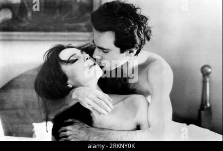 Juliette Binoche, Daniel Day-Lewis, sul set del film, "The Unbearable Lightness of Being", Orion Pictures, 1988 Foto Stock