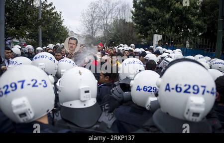 Bildnummer: 57807913 Datum: 01.04.2012 Copyright: imago/Xinhua (120401) -- ISTANBUL, 1 aprile 2012 (Xinhua) -- i poliziotti sommossa turchi utilizzano gas lacrimogeni per disperdere i sostenitori del presidente siriano Bashar al-Assad durante una protesta fuori dal Centro Congressi di Istanbul, dove si tiene la seconda Conferenza del gruppo di amici siriani, a Istanbul, in Turchia, il 1° aprile 2012. I rappresentanti di più di 70 paesi hanno avviato una conferenza qui domenica per esplorare i modi per esercitare pressioni internazionali sul regime siriano di Bashar al-Assad per fermare la violenza di un anno e concordare un tran politico pacifico Foto Stock