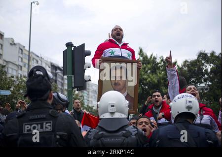 Bildnummer: 57807914 Datum: 01.04.2012 Copyright: imago/Xinhua (120401) - ISTANBUL, 1 aprile 2012 (Xinhua) - i sostenitori del presidente siriano Bashar al-Assad prendono parte a una protesta fuori dal Centro Congressi di Istanbul, dove si tiene la seconda Conferenza del gruppo di amici siriani, a Istanbul, in Turchia, il 1 aprile 2012. I rappresentanti di più di 70 paesi hanno avviato una conferenza qui domenica per esplorare i modi per esercitare pressioni internazionali sul regime siriano di Bashar al-Assad per fermare la violenza di un anno e concordare una transizione politica pacifica. (Xinhua/ma Yan) (zjl) TURCHIA-ISTA Foto Stock