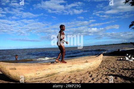 Bildnummer: 57874336 Datum: 04.04.2012 Copyright: imago/Xinhua (120405) -- SALIMA (MALAWI), 5 aprile 2012 (Xinhua) -- Un ragazzo suona accanto al lago Malawi al villiage Chitipi di Salima, Malawi, 4 aprile 2012. Il lago Malawi, che copre circa 24.400 chilometri quadrati, ospita più di 500 specie di pesci. Parte di esso si estende nei vicini settentrionali del Malawi, Tanzania e Mozambico. (Xinhua/Ding Haitao) (ybg) MALAWI-SALIMA-LAKE MALAWI PUBLICATIONxNOTxINxCHN Gesellschaft Land Leute Fischer Fischerei x0x xsk 2012 quer 57874336 Data 04 04 2012 Copyright Imago XINHUA Salima Malawi 5 aprile 2012 Foto Stock