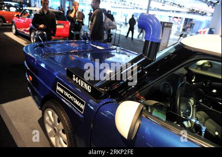 Bildnummer: 57876726 Datum: 05.04.2012 Copyright: imago/Xinhua (120405) -- NEW YORK, 5 aprile 2012 (Xinhua) -- il nuovo anfibio MINI Cooper yachtsman viene presentato durante l'anteprima stampa del New York International Auto Show a New York, negli Stati Uniti, 5 aprile 2012. Questo è uno dei momenti salienti del New York International Auto Show 2012, che è sempre stato un punto di riferimento significativo nel mercato automobilistico. (Xinhua/Liu Jie) US-NEW YORK-AUTO SHOW-HIGHLIGHTS PUBLICATIONxNOTxINxCHN Wirtschaft Messe Automesse xjh x2x 2012 quer o0 Auto, autoindustrie, amphibienfahrzeug 57876726 da Foto Stock