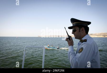 Bildnummer: 57878766  Datum: 06.04.2012  Copyright: imago/Xinhua (120406) -- TEHRAN, April 6, 2012 (Xinhua) -- File Photo taken on Jan. 17, 2012 shows a security guard talking on a ship on the Sea of Oman near the port city of Chabahar in south Iran. A Chinese freighter was hijacked by pirates on the Sea of Oman near Chabahar in the morning, April 6, 2012. (Xinhua/File/Ahmad Halabisaz) (CORRECTION)IRAN-HIJACKED CHINESE FREIGHTER PUBLICATIONxNOTxINxCHN Politik Meer Piraten Sicherheit premiumd xmk x0x 2012 quer      57878766 Date 06 04 2012 Copyright Imago XINHUA  TEHRAN April 6 2012 XINHUA File Stock Photo