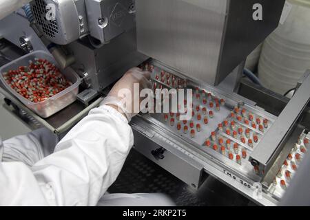 Bildnummer: 57878779 Datum: 05.04.2012 Copyright: imago/Xinhua (120406) - DAMASCO, 6 aprile 2012 (Xinhua) - Un uomo lavora in una fabbrica farmaceutica a Damasco, capitale della Siria, 5 aprile 2012. Rajwa Joubaili, vice ministro della salute siriano ha detto a Xinhua in un'intervista che nessuno dei laboratori siriani si è fermato finora e non c'è carenza di medicine, ma con il protrarsi della crisi, le aspettative sono alte che ci sarebbe. (Xinhua/Hazim) SIRIA-DAMASCO-PHARMACEUTICAL INDUSTRY PUBLICATIONxNOTxINxCHN Wirtschaft industrie firma Produktion Medikamente Arzneitmittel Pharmaindustrie p Foto Stock