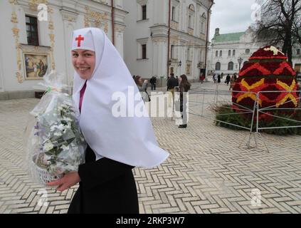 Bildnummer: 57885191  Datum: 10.04.2012  Copyright: imago/Xinhua (120410) -- KIEV, April 10, 2012 (Xinhua) -- An Ukrainian sister passes by a giant Easter egg made of 7,500 roses in front of Kievo-Pecherskaya Lavra cathedral in Kiev April 10, 2012. Orthodox believers will celebrate Easter this year on April 15. (Xinhua/Sergey Starostenko) (zyw) UKRAINE-KIEV-EASTER EGG PUBLICATIONxNOTxINxCHN Gesellschaft Ostern Osterei Blumen x0x xst 2012 quer      57885191 Date 10 04 2012 Copyright Imago XINHUA  Kiev April 10 2012 XINHUA to Ukrainian Sister Pass by a Giant Easter Egg Made of 7 500 Roses in Fro Stock Photo