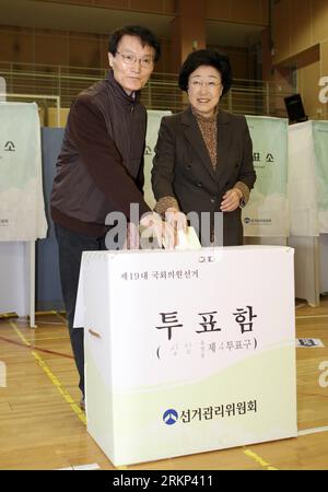 Bildnummer: 57887862  Datum: 11.04.2012  Copyright: imago/Xinhua (120411) -- SEOUL, April 11, 2012 (Xinhua) --Han Myeong-sook (R), chairwoman of the main opposition Democratic United Party, and her husband Park Seong-joon cast their ballots at a polling station of parliamentary election in Seoul, South Korea, on April 11, 2012. The quadrennial poll is to elect a new 300-member National Assembly, but it takes on extra significance as the results are likely to affect the later presidential election. (Xinhua/Park Jin hee)(srb) SOUTH KOREA-SEOUL-PARLIAMENTARY ELECTION PUBLICATIONxNOTxINxCHN People Stock Photo