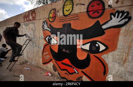 Bildnummer: 57891206 Datum: 12.04.2012 Copyright: imago/Xinhua (120412) - SANAA, 12 aprile 2012 (Xinhua) - artisti yemeniti dipingono su un muro nel centro di Sanaa, Yemen, 12 aprile 2012 per coprire buchi di proiettile e parole di odio lasciate dalle proteste di massa di un anno che hanno costretto l'ex presidente Ali Abdullah Saleh a dimettersi. (Xinhua/Mohammed Mohammed) YEMEN-SANAA-AFTERMATH-WALL PUBLICATIONxNOTxINxCHN Gesellschaft Wiederaufbau Kultur xbs x2x 2012 quer premiumd o0 Street art Street art Malerei 57891206 Data 12 04 2012 Copyright Imago XINHUA Sanaa 12 aprile 2012 XINHUA Yemeni Artists Paint ON a Wall i Foto Stock