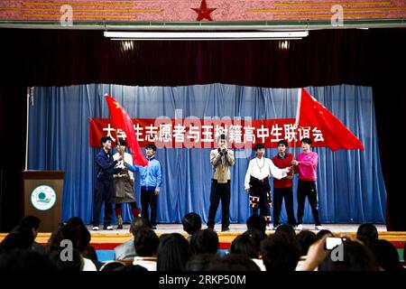 Bildnummer: 57895722 Datum: 14.04.2012 Copyright: imago/Xinhua (120414) -- XINING, 14 aprile 2012 (Xinhua) - volontari e studenti delle scuole superiori di Yushu cantano per commemorare le vittime del terremoto presso l'Università Qinghai per le nazionalità di Xining, capitale della provincia del Qinghai della Cina nord-occidentale, 14 aprile 2012. Una commemorazione si è tenuta qui sabato, il secondo anniversario del terremoto di Yushu. Un terremoto di magnitudo 7,1 che colpì Yushu il 14 aprile del 2010 lasciò più di 2.200 morti. (Xinhua/Wu Gang)(mcg) CHINA-YUSHU-EARTHQUAKE-SECOND ANNIVERSARY-COMMEMORATION (CN) PUBLICATIONxNOT Foto Stock