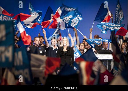 Bildnummer: 57910937 Datum: 17.04.2012 Copyright: imago/Xinhua (120418) -- PARIGI, 18 aprile 2012 (Xinhua) --candidato presidenziale francese e leader del fronte Nazionale (FN) Marine le Pen canta la marsigliese con alcuni dei suoi sostenitori sul palco allo Zenith di Parigi durante una manifestazione a Parigi, in Francia, 17 aprile 2012. Gli ultimi sondaggi la collocano al terzo posto solo pochi giorni prima delle elezioni presidenziali francesi. (Xinhua/Etienne Laurent) FRANCE-PARIS-FN-LE PEN-CAMPAIGN PUBLICATIONxNOTxINxCHN People Politik xda x0x premiumd Wahl Wahlkampf Präsidentschaftswahl 2012 quer 57910937 Data 17 04 2012 poliziotto Foto Stock
