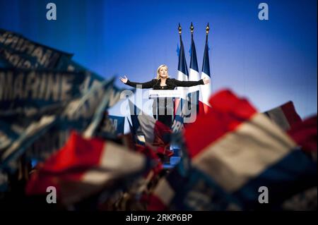 120418 -- PARIGI, 18 aprile 2012 Xinhua --candidato presidenziale francese e leader del fronte Nazionale FN Marine le Pen tiene un discorso sul palco allo Zenith di Parigi durante una manifestazione a Parigi, in Francia, 17 aprile 2012. Gli ultimi sondaggi la collocano al terzo posto solo pochi giorni prima delle elezioni presidenziali francesi. Xinhua/Etienne Laurent FRANCE-PARIS-FN-LE PEN-CAMPAIGN PUBLICATIONXNOTXINXCHN Foto Stock