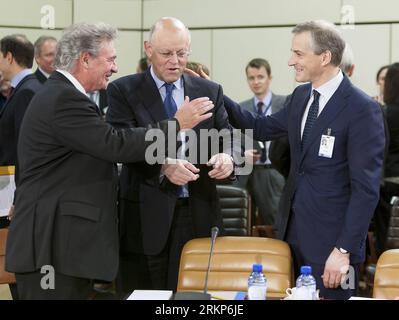 Bildnummer: 57913022 Datum: 19.04.2012 Copyright: imago/Xinhua (120419) -- BRUXELLES, 19 aprile 2012 (Xinhua) -- il ministro degli Esteri lussemburghese Jean Asselborn (L), il ministro degli Esteri olandese Uri Rosenthal (C) e il ministro degli Esteri norvegese Jonas Gahr Store parlano durante una riunione dei ministri degli Esteri della NATO presso la sede centrale dell'organizzazione a Bruxelles, capitale del Belgio, il 19 aprile 2012. (Xinhua/Thierry Monasse)(zjl) BELGIO-NATO-AFFARI ESTERI-RIUNIONI-DIFESA-PUBLICATIONxNOTxINxCHN People Politik xda x0x premiumd 2012 quer 57913022 Data 19 04 2012 Copyright Imago XINHUA Bruxelles 19 aprile 20 Foto Stock