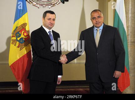 Bildnummer: 57913794  Datum: 19.04.2012  Copyright: imago/Xinhua (120419) -- SOFIA, April 19, 2012 (Xinhua) -- Bulgarian Prime Minister Boiko Borisov (R) shakes hands with Moldova s Prime Minister Vlad Filat in Sofia, Bulgaria, on April, 19, 2012. (Xinhua/BTA) (zjl) BULGARIA-SOFIA-MOLDOVA-VISIT PUBLICATIONxNOTxINxCHN People Politik premiumd xbs x0x 2012 quer      57913794 Date 19 04 2012 Copyright Imago XINHUA  Sofia April 19 2012 XINHUA Bulgarian Prime Ministers Boiko Borisov r Shakes Hands With Moldova S Prime Ministers VLAD Filat in Sofia Bulgaria ON April 19 2012 XINHUA BTA  Bulgaria Sofia Stock Photo