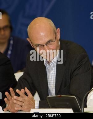 Bildnummer: 57917838 Datum: 20.04.2012 Copyright: imago/Xinhua (120420) -- PUERTO VALLARTA, 20 aprile 2012 (Xinhua) -- il direttore generale dell'OMC Pascal Lamy parla durante una conferenza stampa per la riunione ministeriale del G20 Trade nella città costiera del Pacifico del Messico di Puerto Vallarta, il 20 aprile 2012. Giovedì i ministri del commercio del G20 hanno chiuso la riunione di due giorni a Puerto Vallarta che ha discusso le misure per promuovere il commercio internazionale. (Xinhua/Zhang Jiayang) (zx) MESSICO-PUERTO VALLARTA-G20-TRADE MINISTER-CONCLUSION PUBLICATIONxNOTxINxCHN People Politik G 20 G20 Handelsministertreffen Handelsminister tre Foto Stock