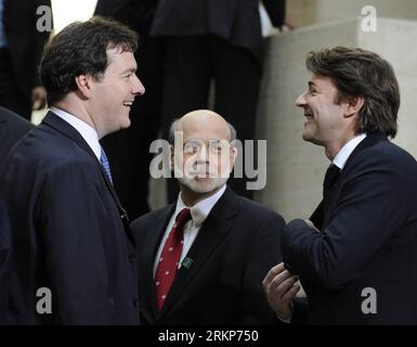 Bildnummer: 57917852 Datum: 20.04.2012 Copyright: imago/Xinhua (120420) -- WASHINGTON D.C., 20 aprile 2012 (Xinhua) -- il ministro delle Finanze francese Francois Baroin (R) parla con il Cancelliere britannico dello Scacchiere George Osborne (L) mentre il presidente del Consiglio della Federal Reserve degli Stati Uniti Ben Bernanke osserva durante la sessione fotografica di gruppo dei ministri delle Finanze e dei governatori della Banca centrale del G20 a Washington D.C., negli Stati Uniti, 20 aprile 2012, durante gli incontri di primavera del Fondo monetario Internazionale (FMI) e della Banca Mondiale. (Xinhua/Zhang Jun) U.S.-G20-FM-CENTRAL BANK GOVERNORS-MEETING PUBLICATIONxNOTx Foto Stock